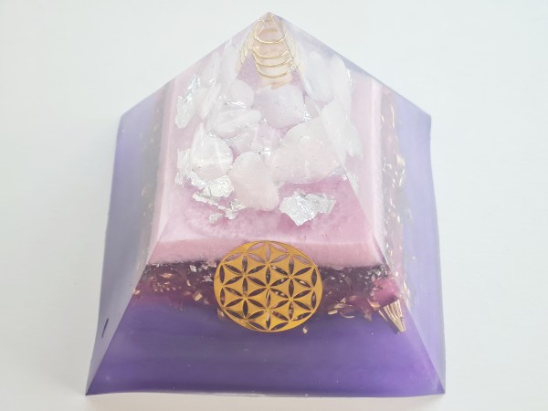 Orgonite pyramide quartz rose violette fleur de vie